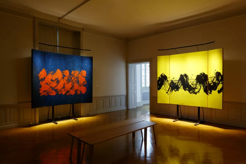 Dans une salle sombre, deux triptyques