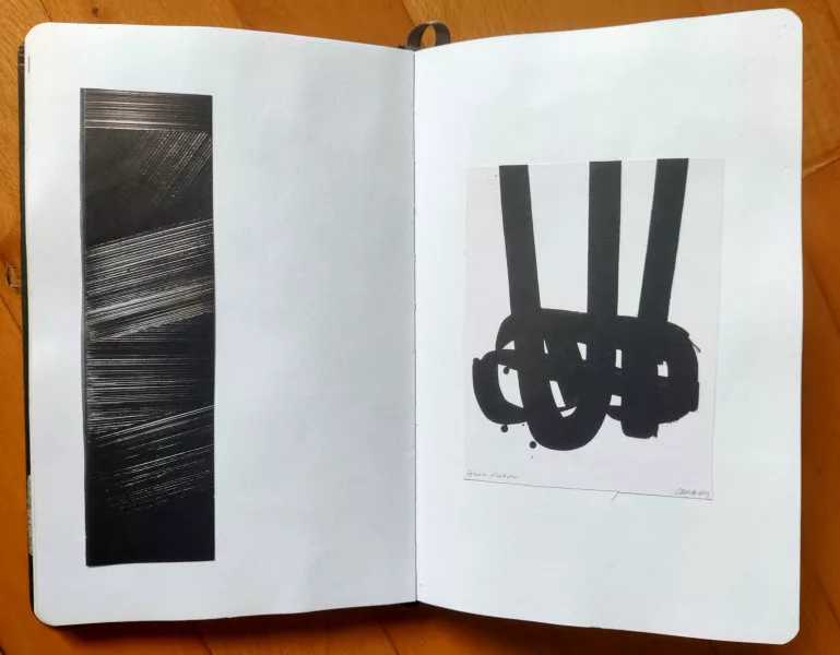 Une double page d'un carnet : d'un côté, un détail d'un tableau de Soulages, non centré, et de l'autre, un autre tableau