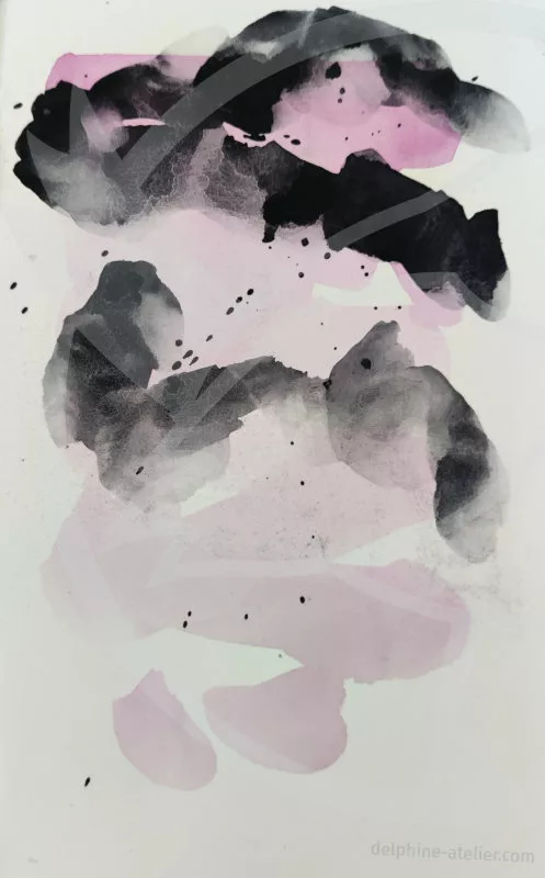 Abstrait. Traces de rose en fond et traces noires par-dessus plus un peu de mouchetis