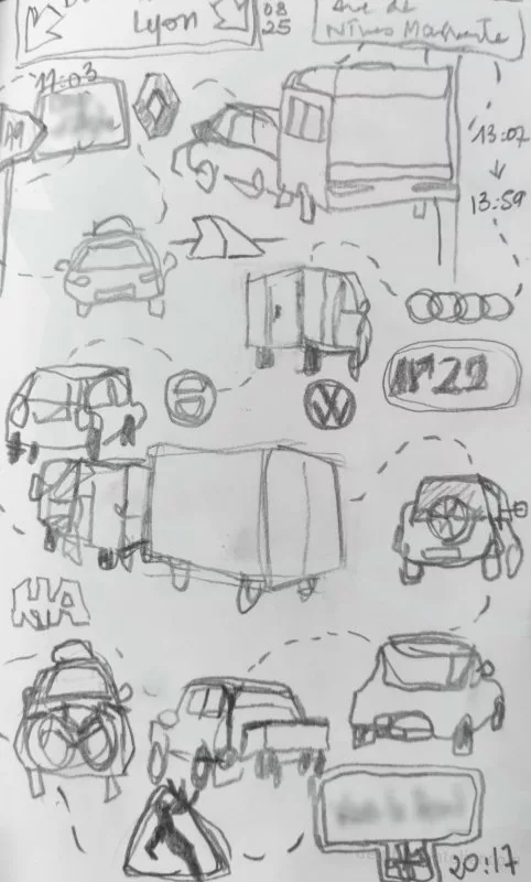 Une page remplie de petits dessins au crayon de voitures, camions, caravanes et quelques éléments routiers. Des pointillés et des horaires laissent deviner un trajet débuté à 11:03 et achevé à 20:17