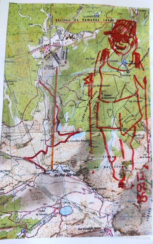 Sur une carte IGN, croquis rapide d'une randonneuse. Deux chemins de la cartes sont dessinés au feutre