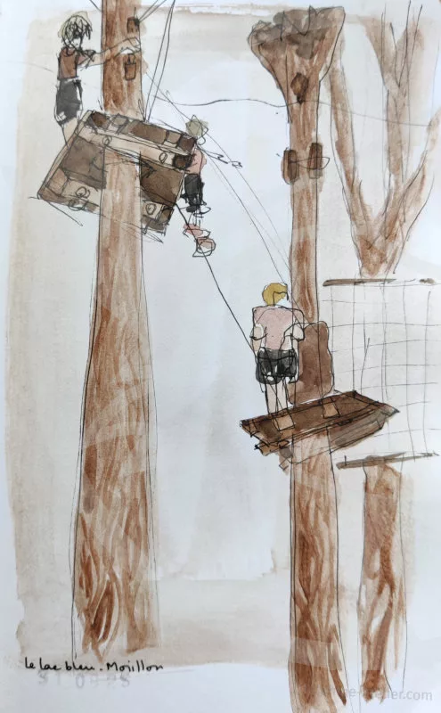 Croquis au feutre fin et à l'aquarelle où trois personnes sont sur différents agrès d'accrobranche. Toutes les couleurs sont dans une même gamme (gris, brun plus ou moins clair, ocre)