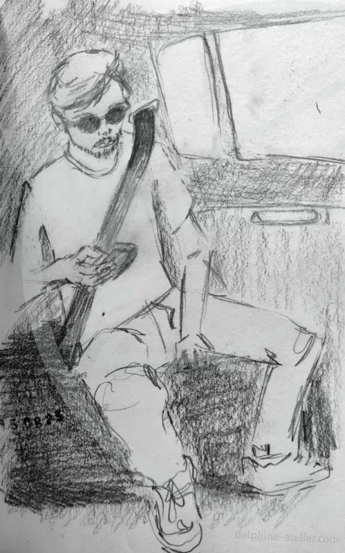 Dessin au crayon d'un jeune homme habillé tout en blanc assis à l'arrière d'une voiture en train de regarder son téléphone