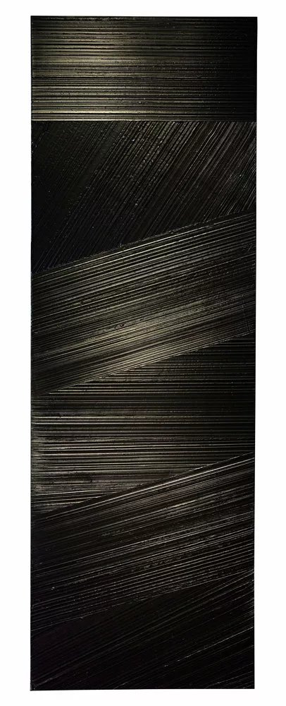 Toile couverte de traces de peinture noire striées, horizontales et obliques