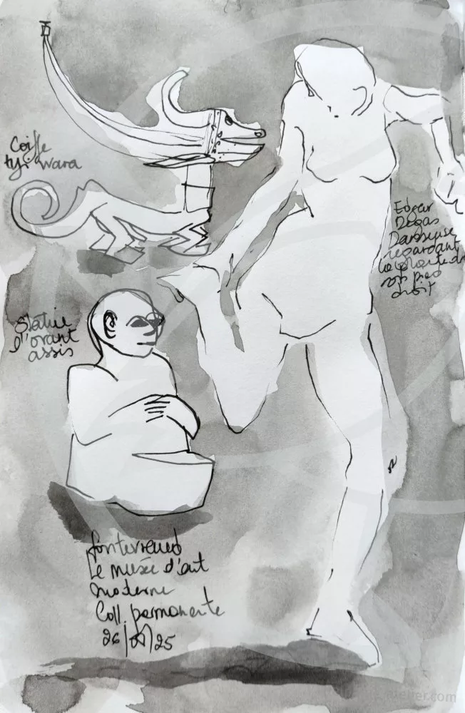 Croquis au feutre noir de trois statuettes. "Coiffe tyi wara", "Edgar Degas Danseuse regardant la plante de son pied droit", "statue d'orant assis" et "fontevraud Le musée d'art moderne Coll. permanente 26/08/25" Sur fond gris ; le blanc du papier apparaît dans les croquis