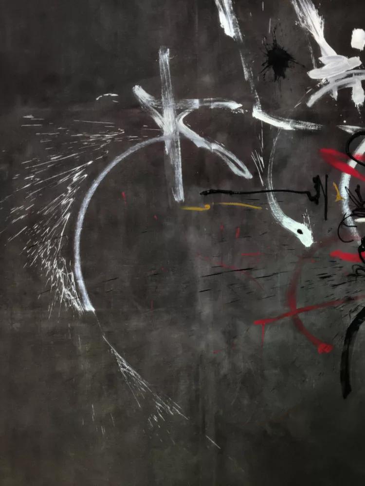 Détail d'un tableau où un geste dynamique pour poser du blanc en arc-de-cercle a projeté des éclaboussures tout du long