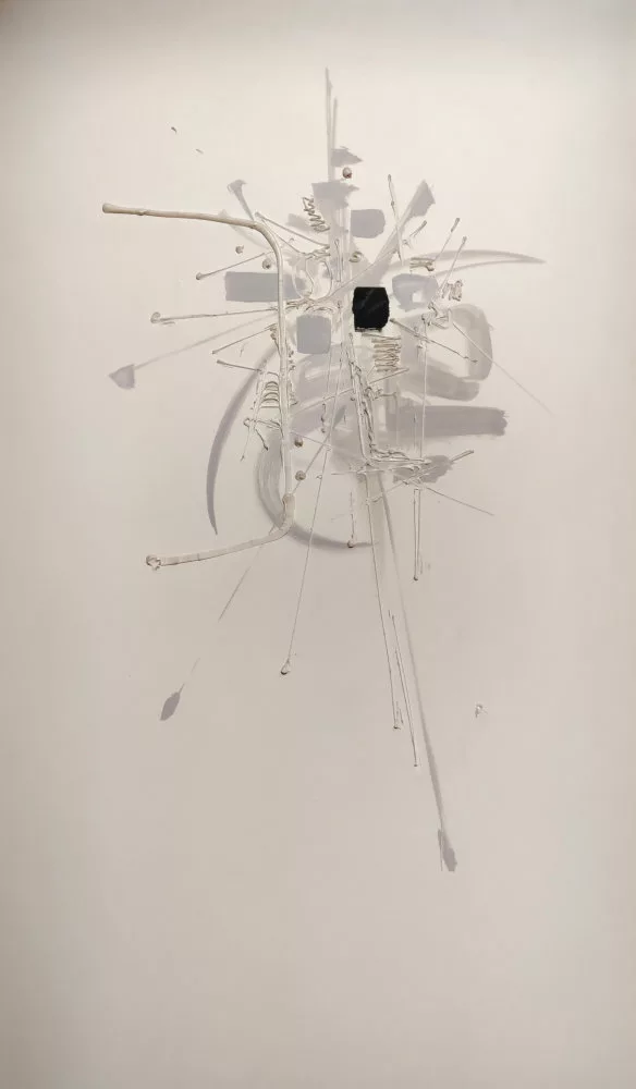Tableau abstrait avec des traces dynamiques, des traces plus posées et larges, toutes allant du blanc au gris clair à l'exception d'un rectangle de noir