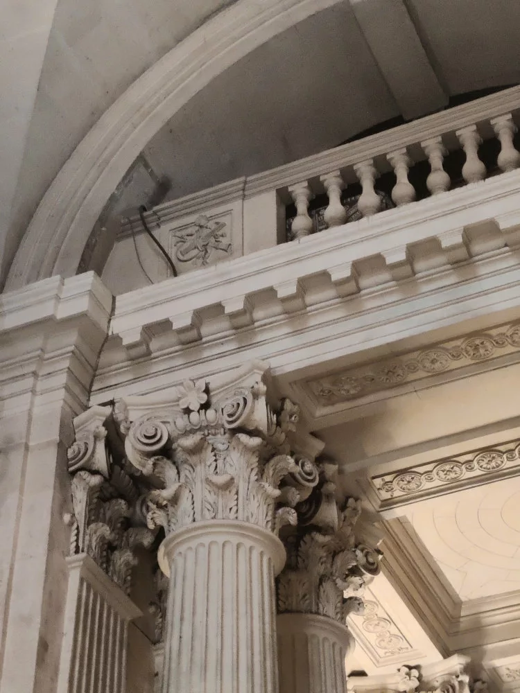 Éléments architecturaux : le haut d'une colonne, une balustrade, une voûte...