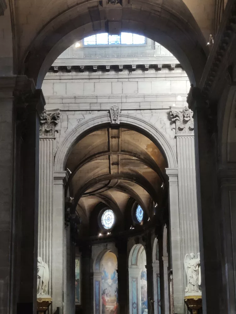 Vue haute du déambulatoire d'une église