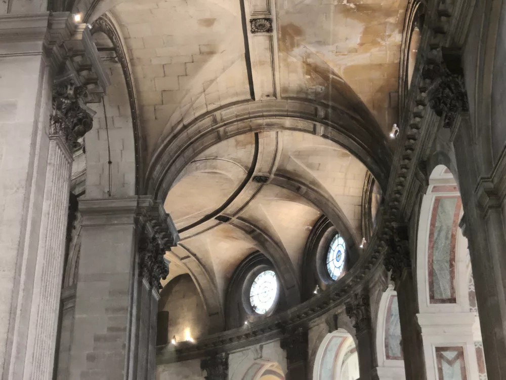 Plafond d'une église au niveau du déambulatoire ; on devine les entrées des chapelles