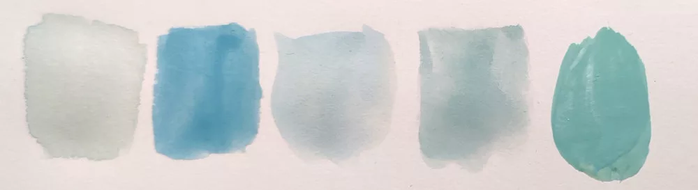 Cinq différents tons de bleu, dont trois très clairs