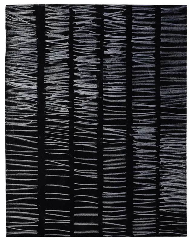 Sur du papier noir, six colonnes de traits horizontaux tracés à la main, les uns en dessous des autres à la mine de plomb ; ils ressortent gris clair