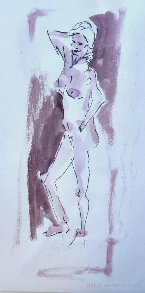 Croquis d'une femme debout, une main sur la nuque. Feutre fin et traces d'aquarelle sur le corps et dans le fond