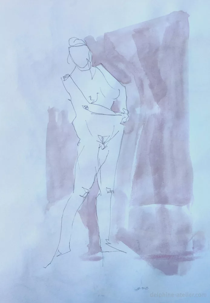 Croquis très éthéré d'une femme debout au stylo fin avec un fond en aquarelle léger
