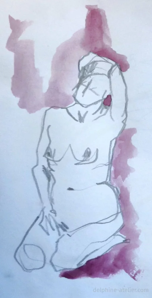Croquis d'une femme assise à genoux un bras sur la tête. La femme est dessinée au crayon mais des traces d'aquarelle vienne l'entourer partiellement