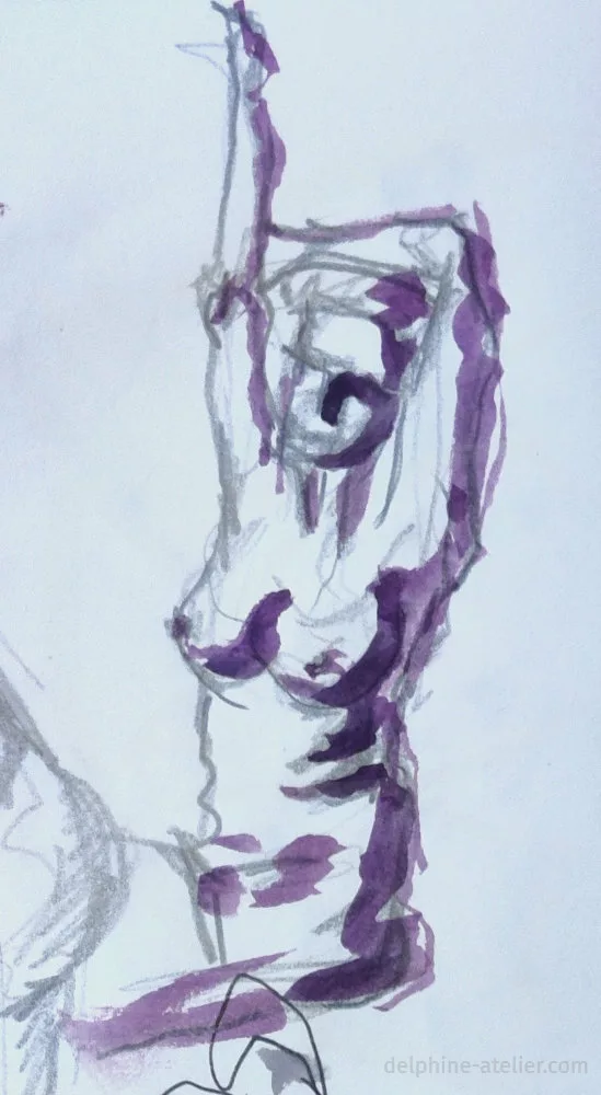 Croquis au crayon avec des traces d'aquarelle violette d'une femme assise, un bras levé