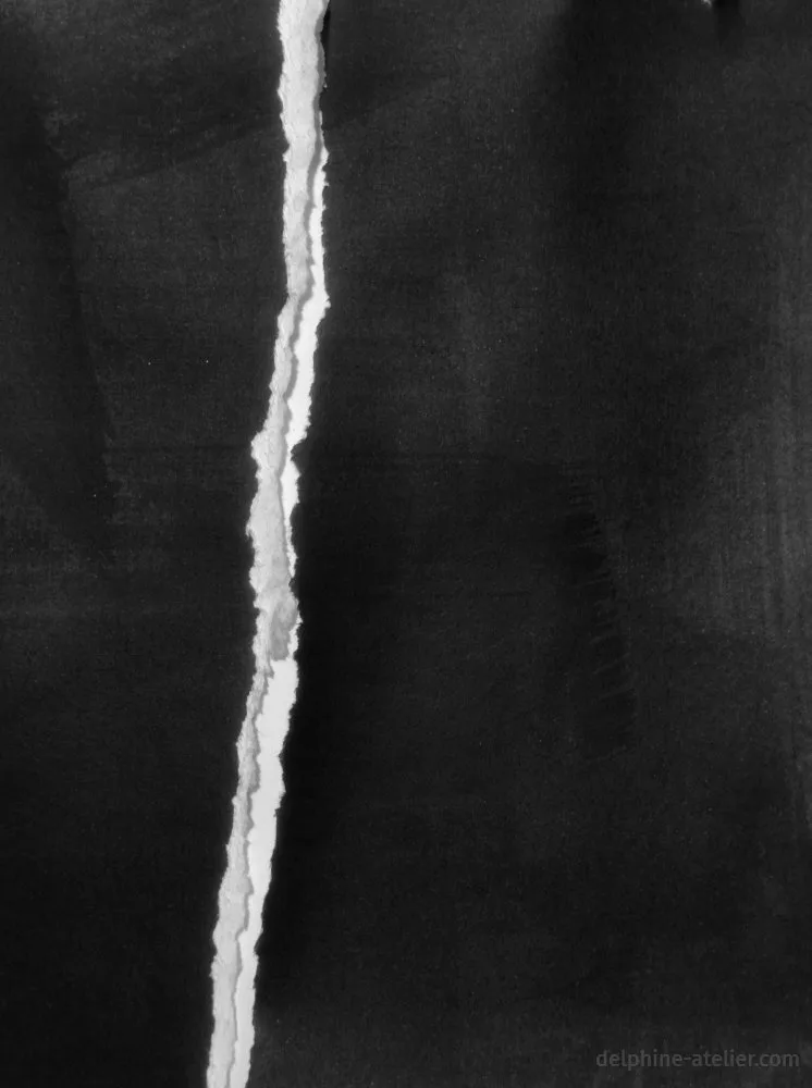 Une feuille de papier peinte en noir a été déchirée en deux