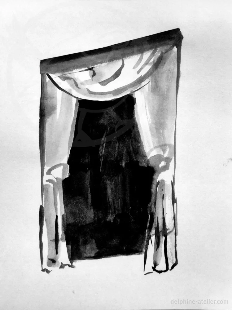 Une entrée toute noire encadrée par des rideaux