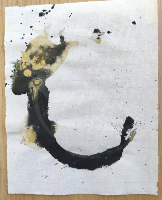 Des traces à l'encre noire et à la peinture dorée