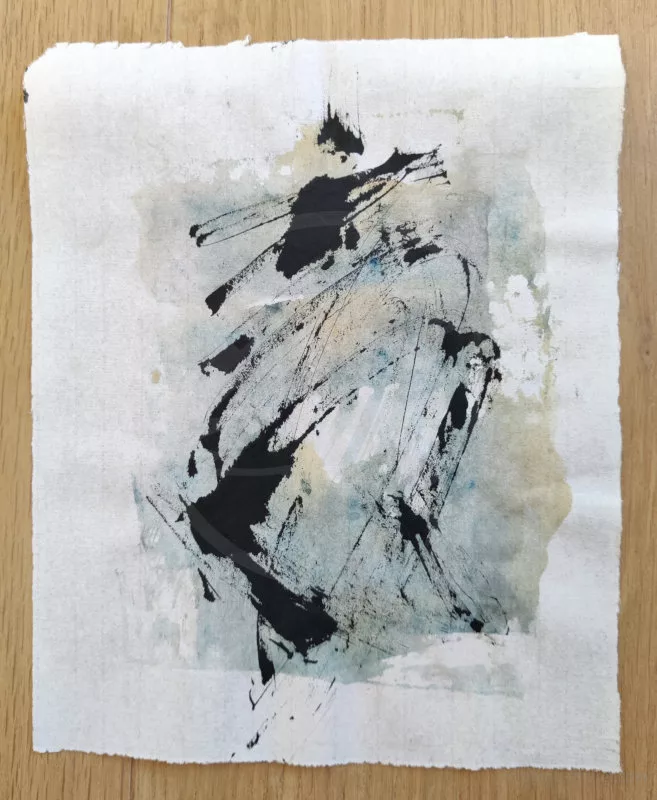 Une trace à l'encre noire qui ressemble à un idéogramme chinois et à la peinture dorée et bleue