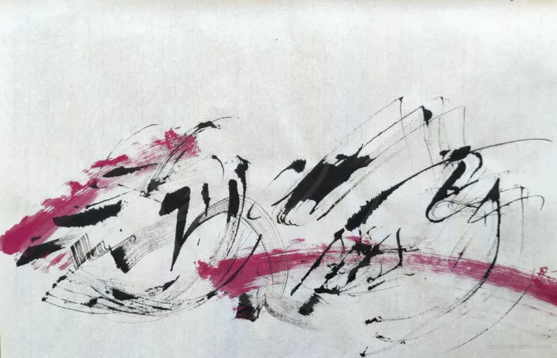 Des traces à l'encre noire et à la peinture rose