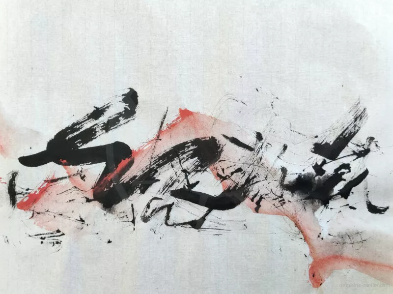 Des traces à l'encre noire et à la peinture rouge