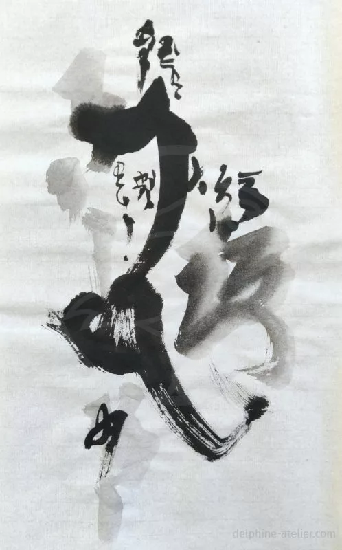 Des traces à l'encre noire qui ressemblent à un idéogrammes chinois de différentes tailles