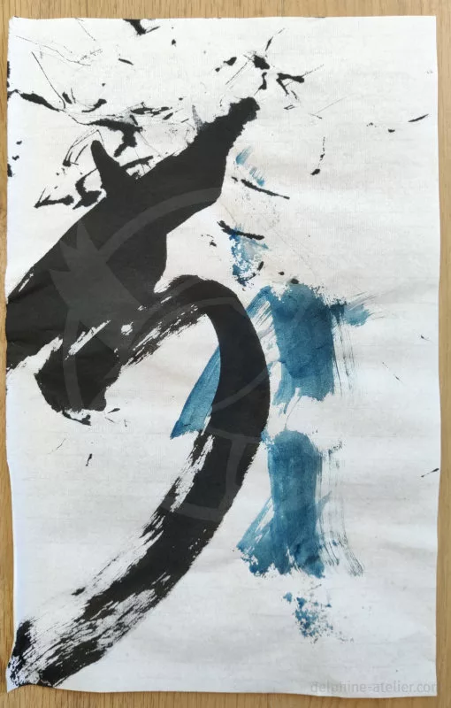 Une trace à l'encre noire qui ressemble à un idéogramme chinois et des traces de couleur bleue