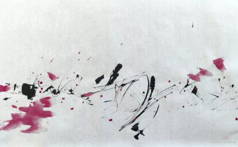 Des traces à l'encre noire et à la peinture rose vive