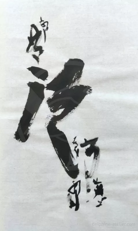 Des traces à l'encre noire qui ressemblent à un idéogrammes chinois de différentes tailles
