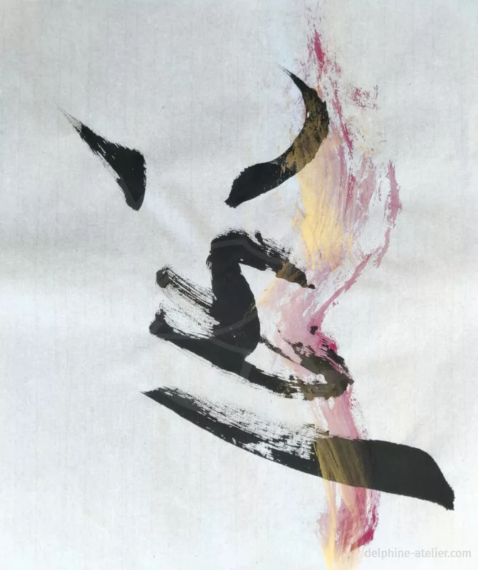 Des traces à l'encre noire et à la peinture dorée et rose