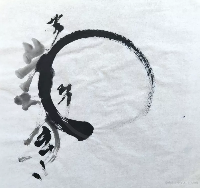 Des traces à l'encre noire qui ressemblent à un idéogrammes chinois de différentes tailles autour d'un cercle