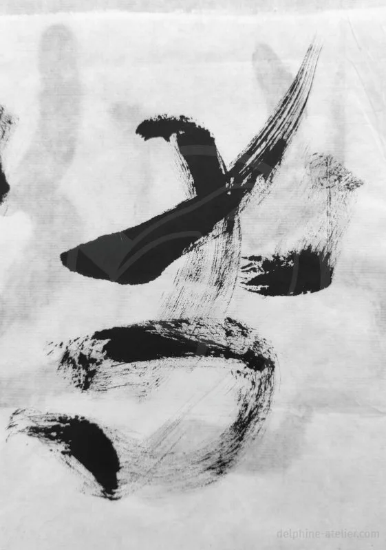 Une trace à l'encre noire qui ressemble à un idéogramme chinois