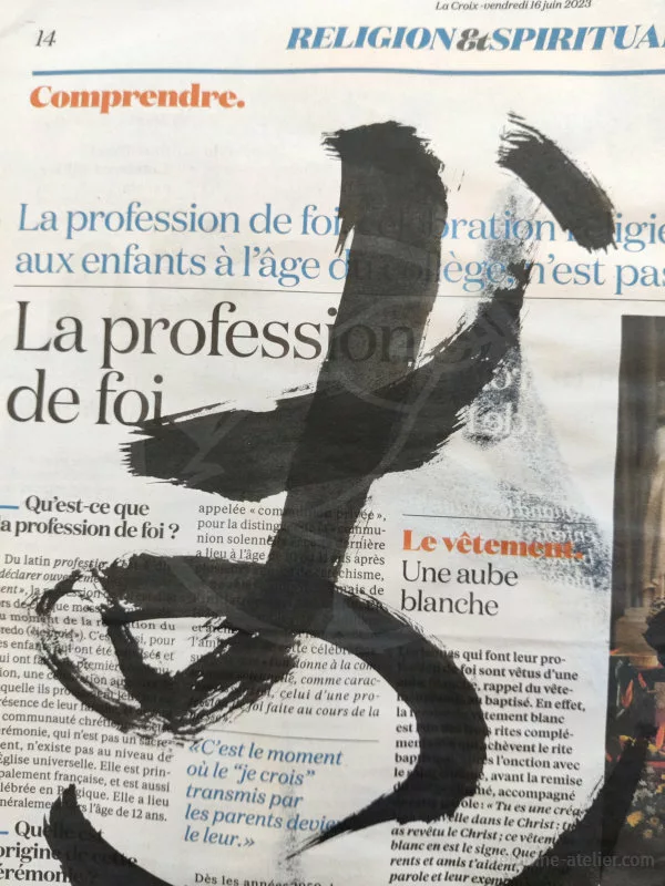 Un idéogramme chinois sur un papier journal