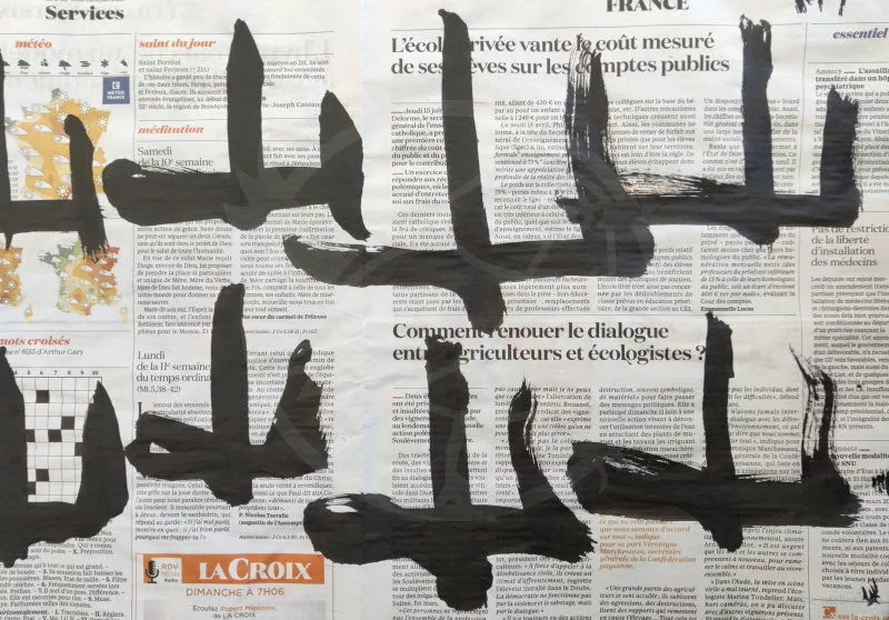L'idéogramme chinois "montagne" répété plusieurs fois sur un papier journal