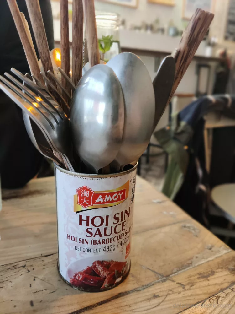 Des couverts dans une boîte de conserve "Hoi sin sauce"