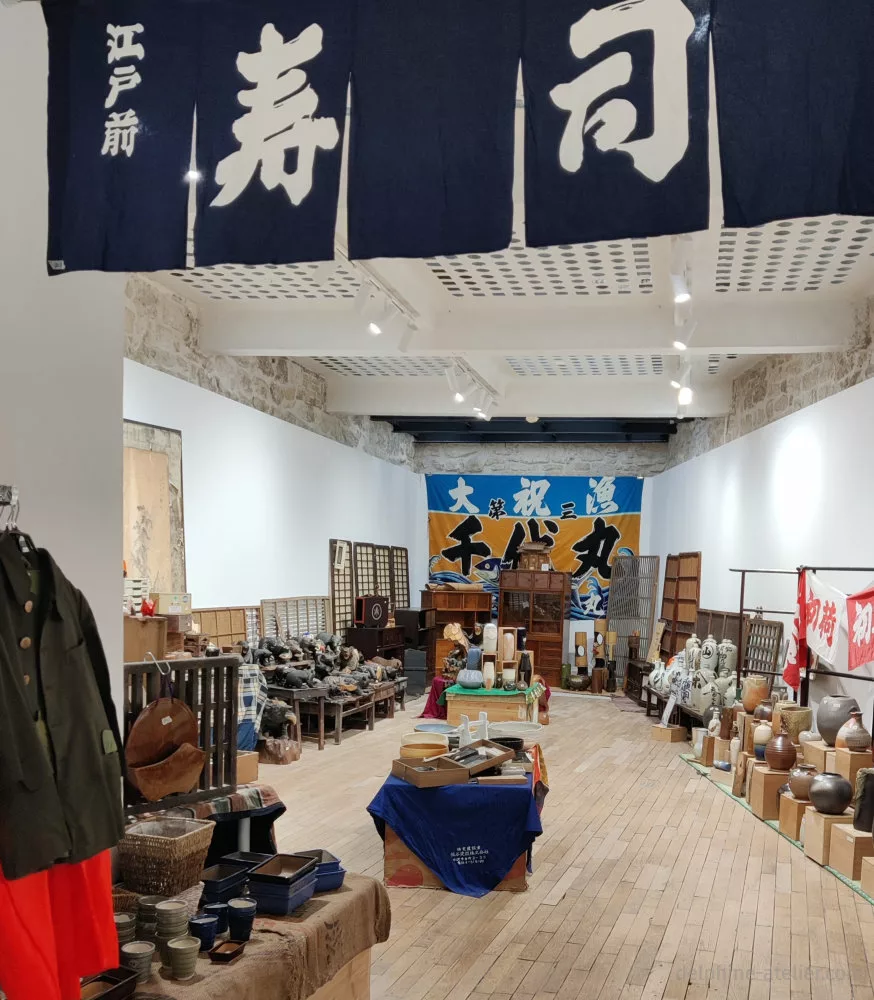 Une pièce de boutique avec des vases, des pots et d'autres articles japonais