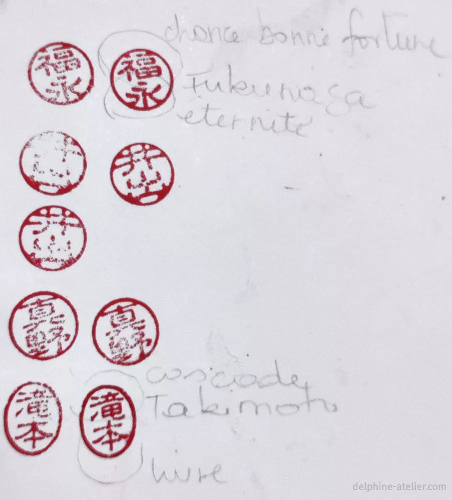 Des tampons (sceaux) japonais avec des tentatives de traduction en français à côté