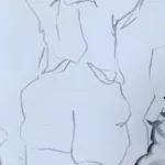 Croquis au crayon d'une femme debout de de dos les bras levés devant son visage