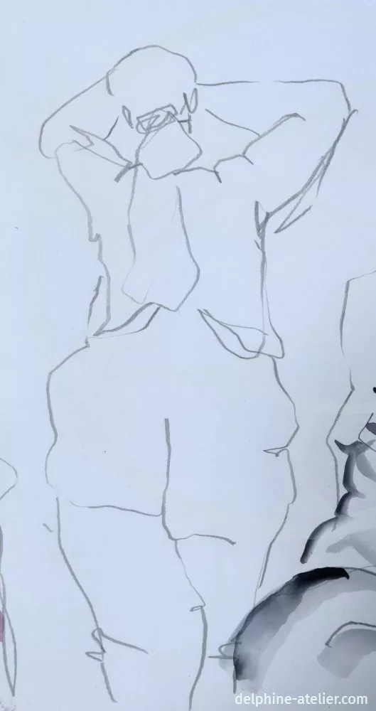 Croquis au crayon d'une femme debout de de dos les bras levés devant son visage