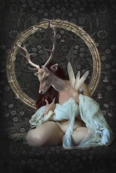 Photomontage d'une femme nue cachée en partie par une voile avec une tête de cerf sur un fond fleuri sombre et avec un cadre doré rond qui l'auréole. L'ambiance est féérique sombre
