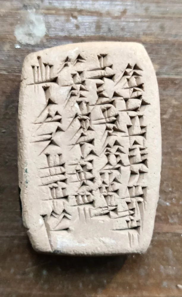Petite pierre avec des écritures cunéiformes