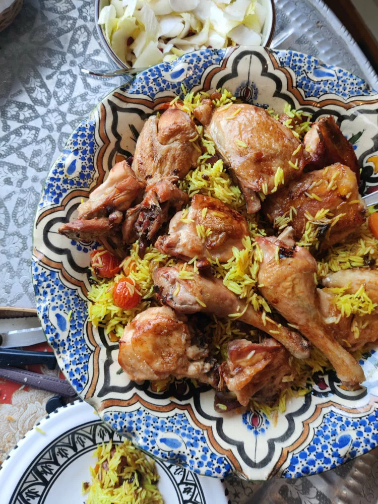 Un repas avec du poulet, du riz, des endives