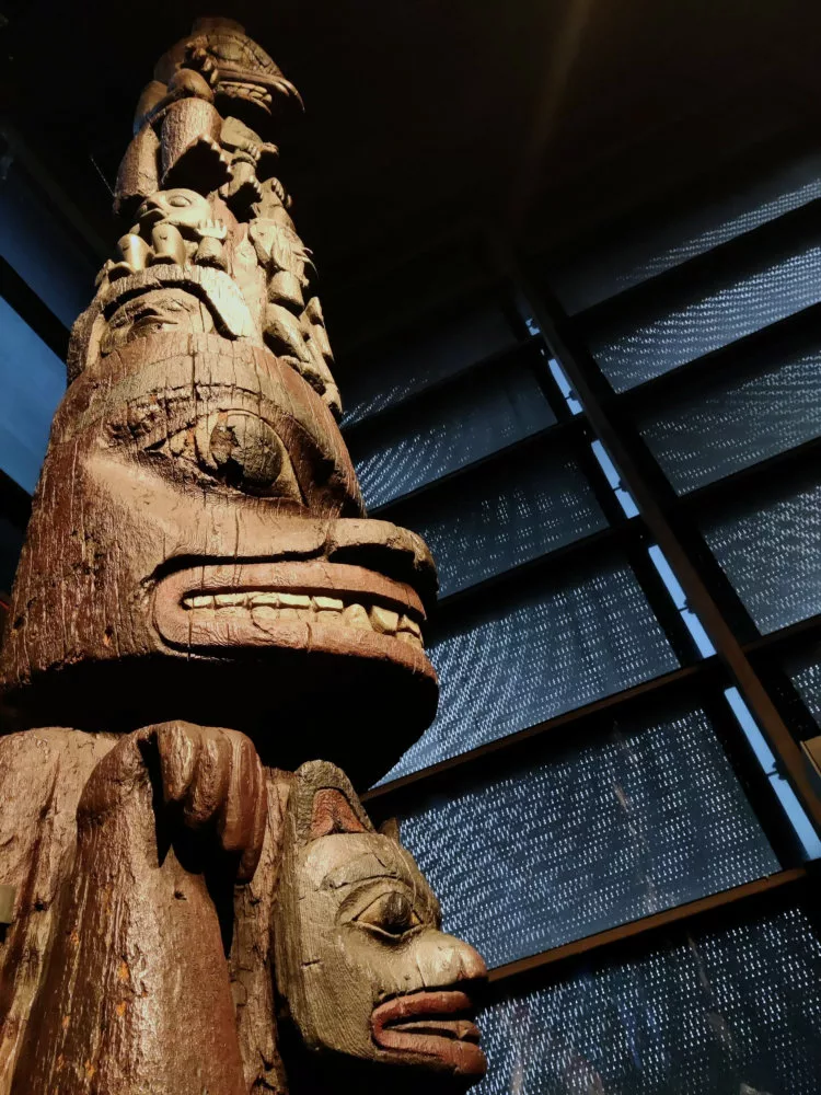 Un totem en bois vu en gros plan en contre-plongée