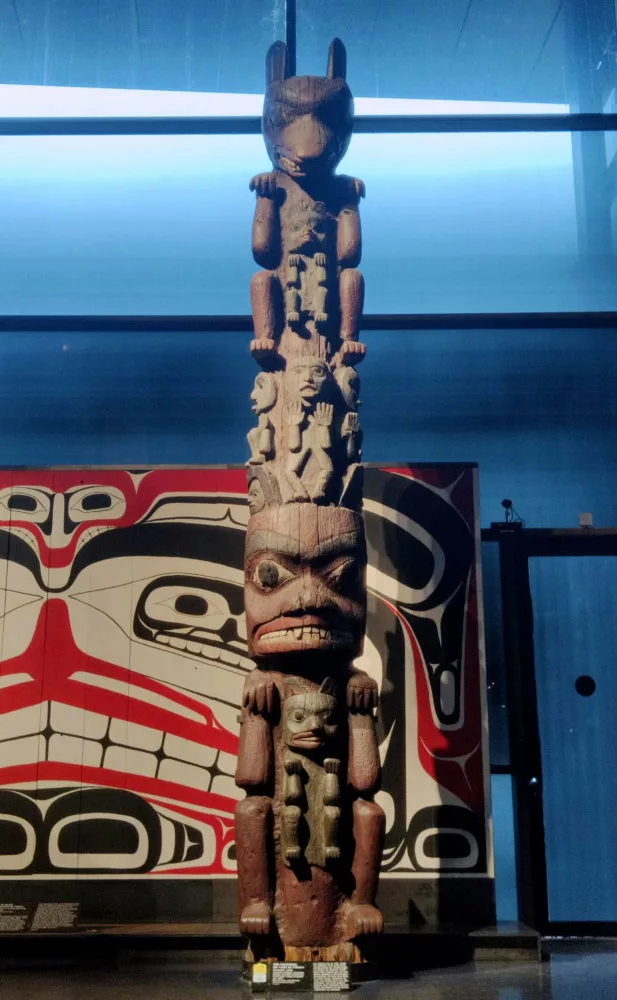 Un totem en bois vu de face (ça ne se voit pas mais il doit bien faire quatre mètres de haut)