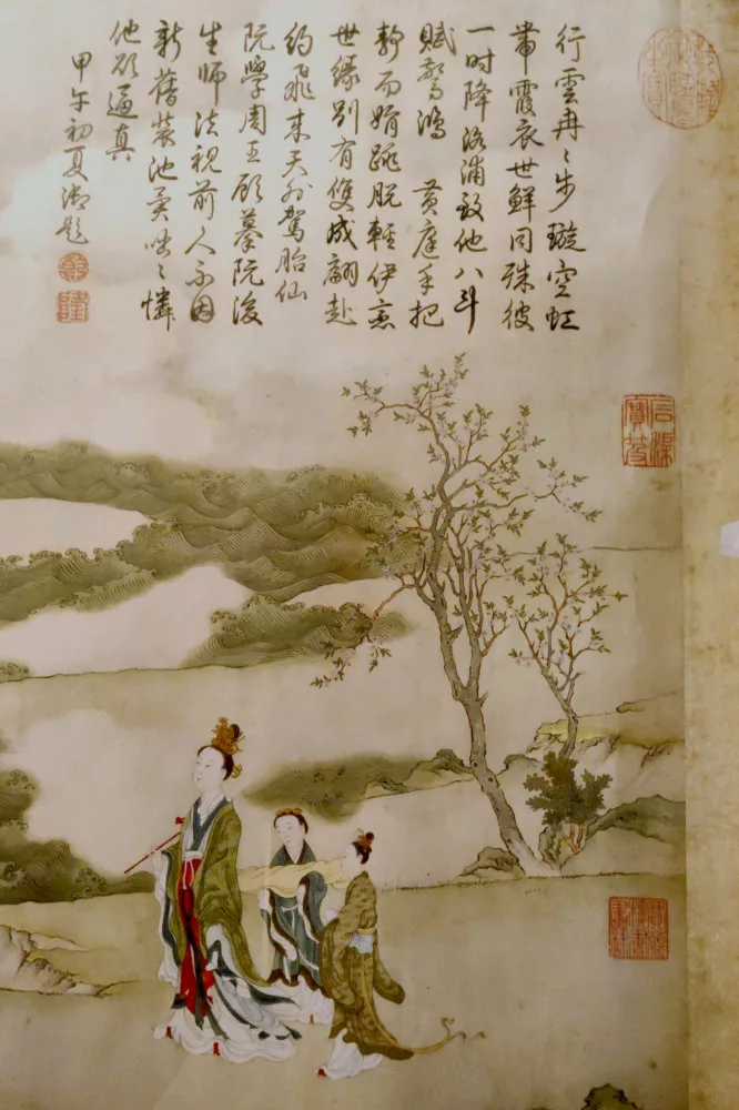 Un texte chinois, des sceaux, des personnages peints