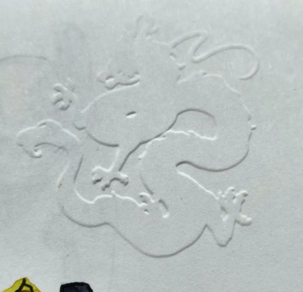 Un dragon en relief sur du papier blanc