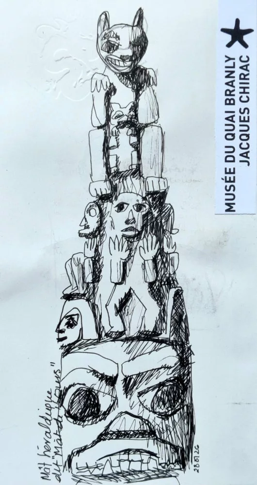 Dessin au trait rapide d'un totem au feutre noir avec le logo "Musée du Quai Branly Jacques Chirac" collé dans un coin