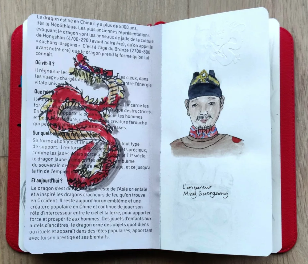 Une double page de carnet : un dragon dessiné au feutre sur une page écrite et le croquis d'un visage avec "L'empereur Ming Guangzong"