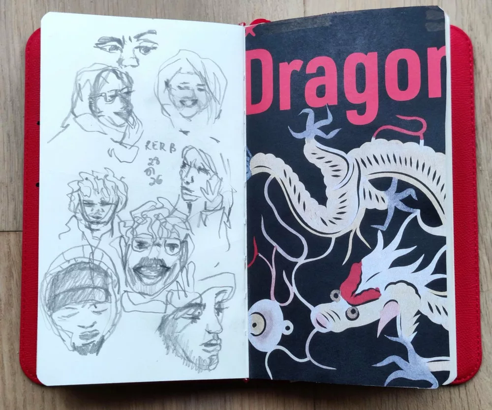 Une double page de carnet : des croquis vite-fait de visages et "RER B 28 01 26" et l'affiche de l'expo Dragon coupée